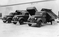 811686 Afbeelding van enkele driezijdenkipper vrachtwagens op het terrein van - en geproduceerd door de Carrosserie- en ...